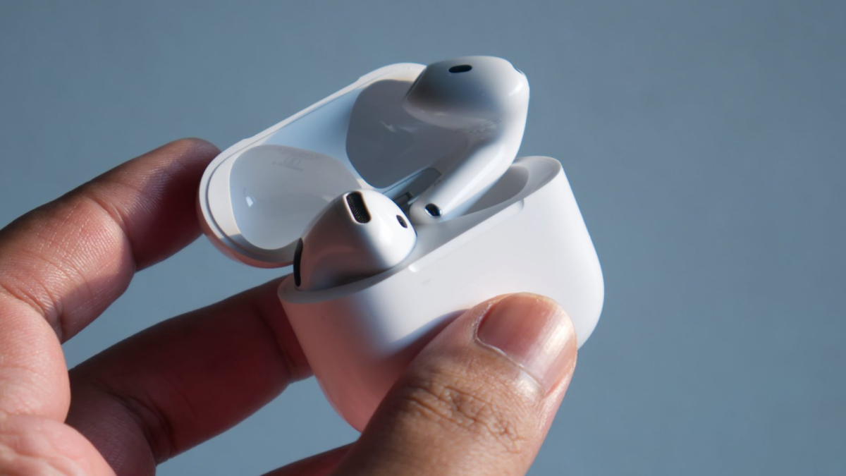 Apple AirPods 5 в открытом зарядном футляре